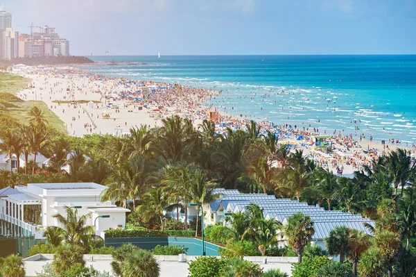 Veel mensen in miami beach — Stockfoto