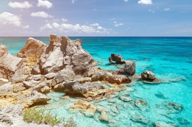 Bermuda'da sahil büyük kaya