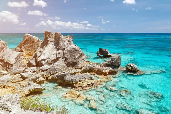 Grote rots in kust van Bermuda — Stockfoto