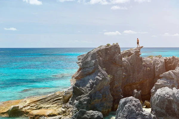 Een man staan op grote cliff — Stockfoto