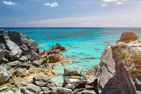 Playa rocosa salvaje con agua limpia — Foto de Stock