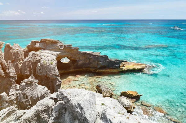 Cennet Sahilinde holl taşla