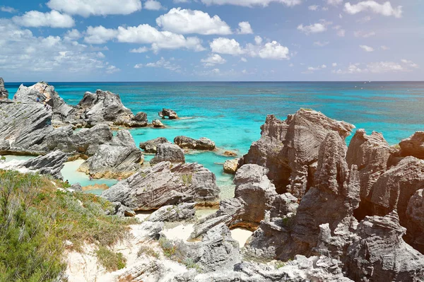 Rotsachtige kust met blauw water — Stockfoto