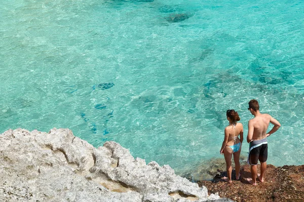 Casal assistindo peixes — Fotografia de Stock