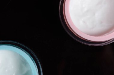 iki konteyner kozmetik krem ile