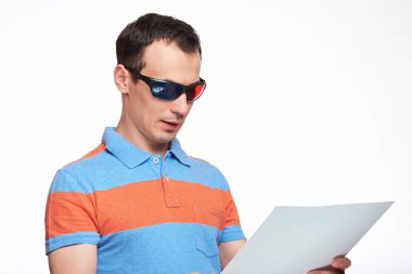 3D gözlük kullanan adam