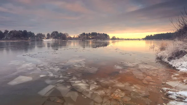 Inverno congelado rio panorama — Fotografia de Stock