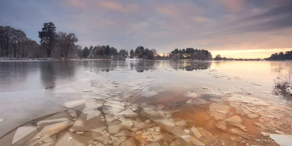 Зимняя панорама озера — стоковое фото