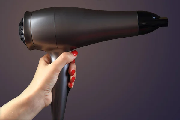 Secador de cabelo na mão da mulher — Fotografia de Stock