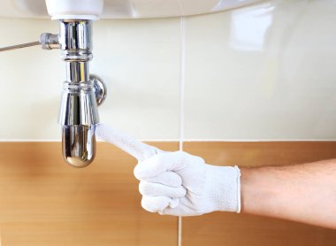 Sorun alanı lavabo gösterilen tesisatçı