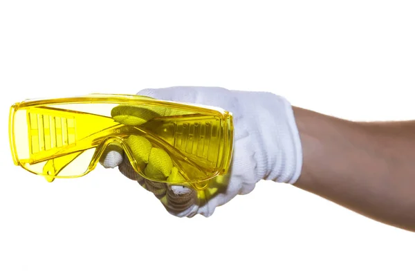 Vidros de segurança amarelos na mão — Fotografia de Stock