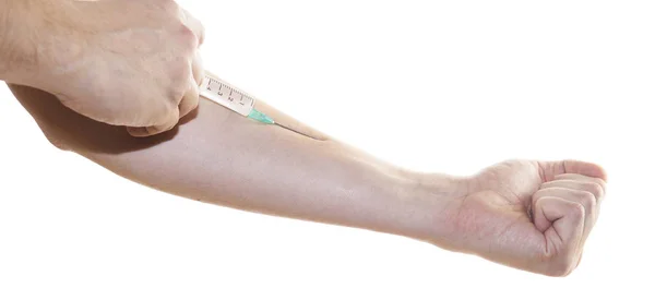 Пацієнт приймає інсулін з шприцом ізольовано на білому — стокове фото