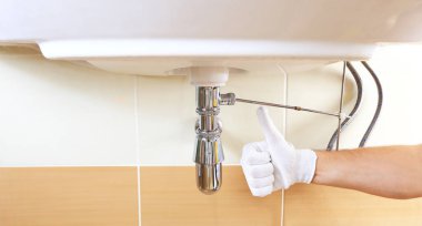El ile banyo arka plan üzerinde başparmak