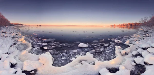 Aydınlık kış manzarası — Stok fotoğraf