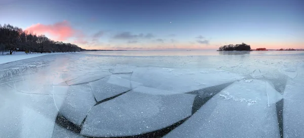 Zimní panorama zamrzlé jezero — Stock fotografie