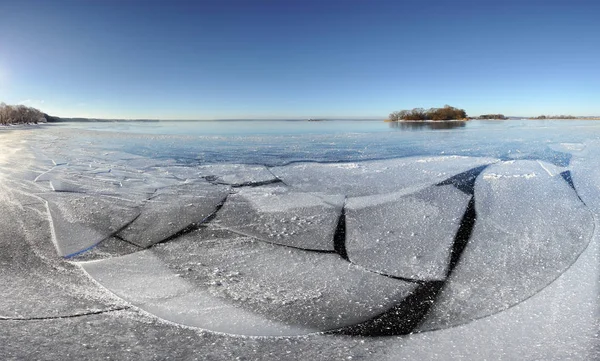 Baie couverte de glace cristalline mince — Photo