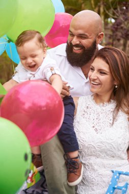 Gülümseyen aile bahçe içinde