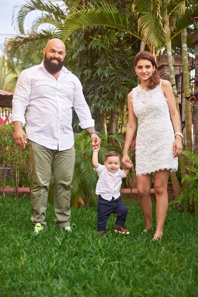 Yeşil çimenlerin üzerinde yürüyüş aile