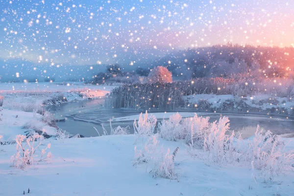 Brillante mañana de Navidad con nevadas — Foto de Stock