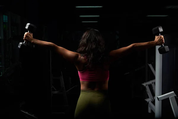 Fitnesstrainer vrouw houd gewichten — Stockfoto