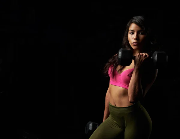 Sexy latina meisje bedrijf halter — Stockfoto