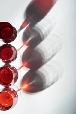 renkli Gölgelerin içinden ayaklı büyük kadehler