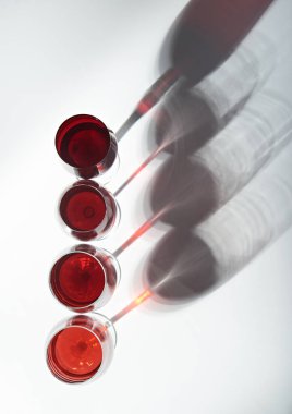 üst görünümden kırmızı şarap bardakları