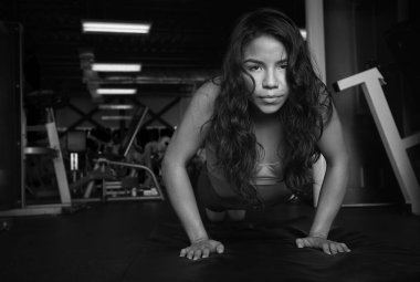 İspanyol kız itme yapıyor