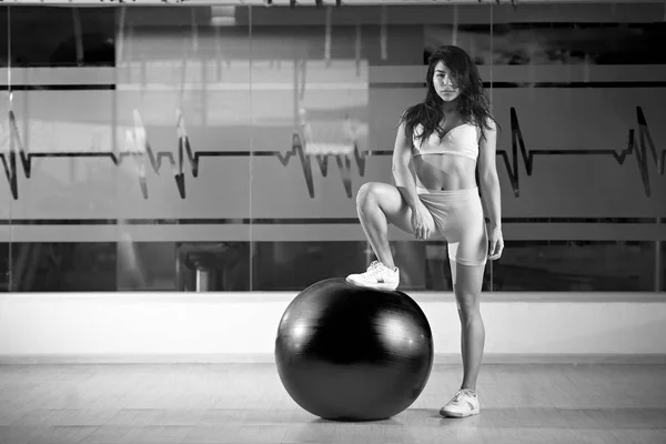 Asiatisk tjej med fitness boll — Stockfoto