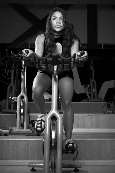 Vrouwen workout op de fiets — Stockfoto
