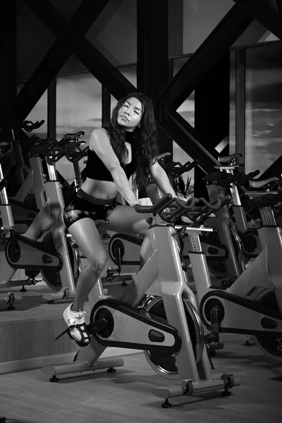 Sexy meisje oefening in de gym — Stockfoto