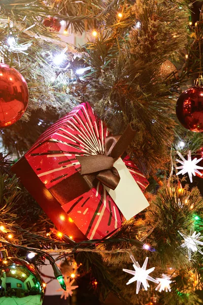 Caja de regalo colorido rojo — Foto de Stock