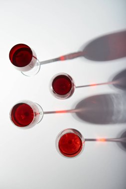 kırmızı şarap uzun boylu gözlük