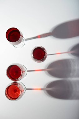 Kök ile kırmızı şarap cam