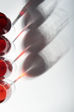 Gölgelerin içinden kırmızı şarap bardakları