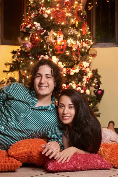 クリスマス ツリーの若い夫婦 — ストック写真