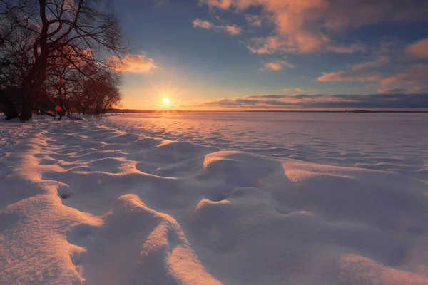 Winter zonsopgang achtergrond. Zon touch horizon. Zonlicht illuminat — Stockfoto