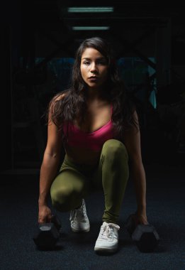 dambıl ile oturan kadın