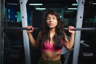 kadın egzersiz halter ile