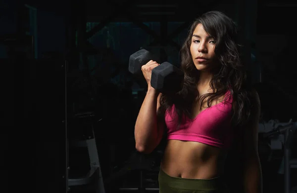 Portret van een jonge vrouw in de fitnessclub — Stockfoto