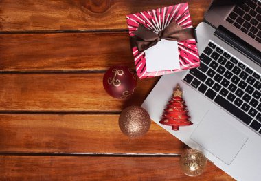Dizüstü bilgisayar ile Noel oyuncaklar