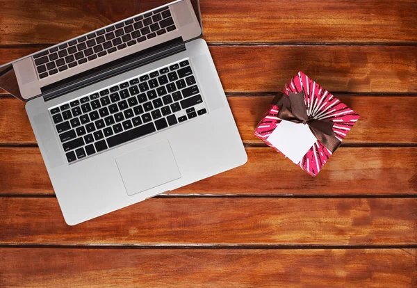 Caixa de presente com laptop — Fotografia de Stock