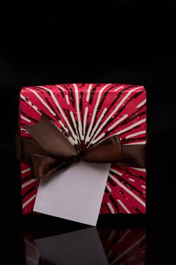 kırmızı renkli hediye kutusu