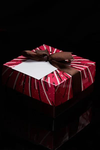 Röd färgglada presentbox — Stockfoto