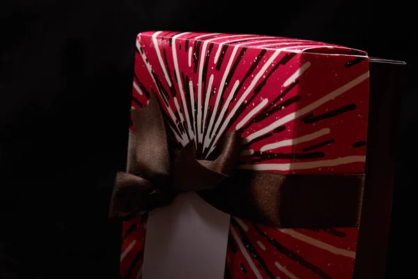 Färgglada röd presentbox närbild — Stockfoto