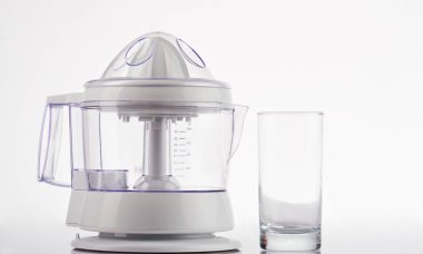 suyu makinesi ve boş bardak