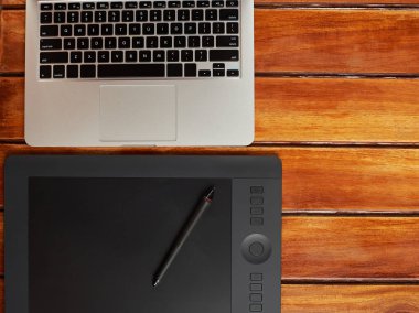 Laptop ve grafik tasarımcı tablet
