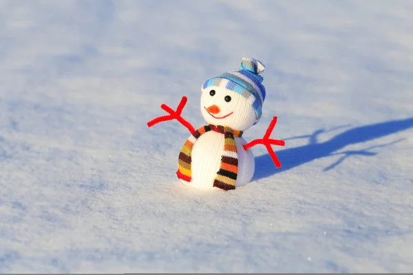 Boneco de neve na neve branca — Fotografia de Stock