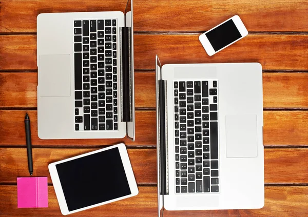 Mesa de trabalho com dois laptops — Fotografia de Stock
