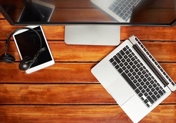 Tecnologia gadgets na mesa de madeira — Fotografia de Stock